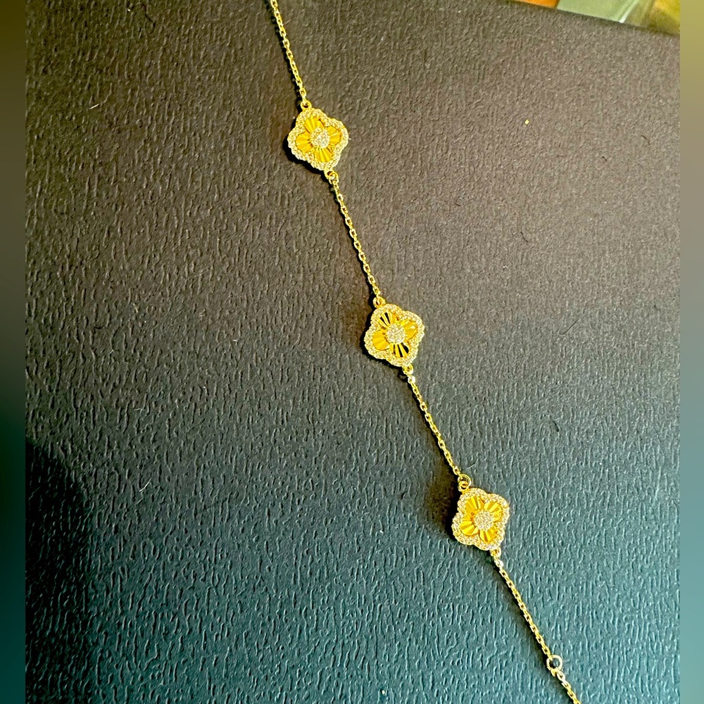 NWT Rachel Zoe Clover Bracelet 

18k gold plated 925 silver underneath